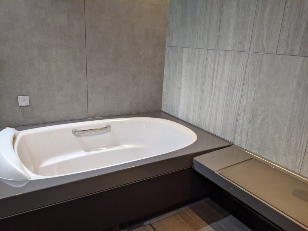新柄ストラータムの浴室。かつてないモダンな浴室空間を演出